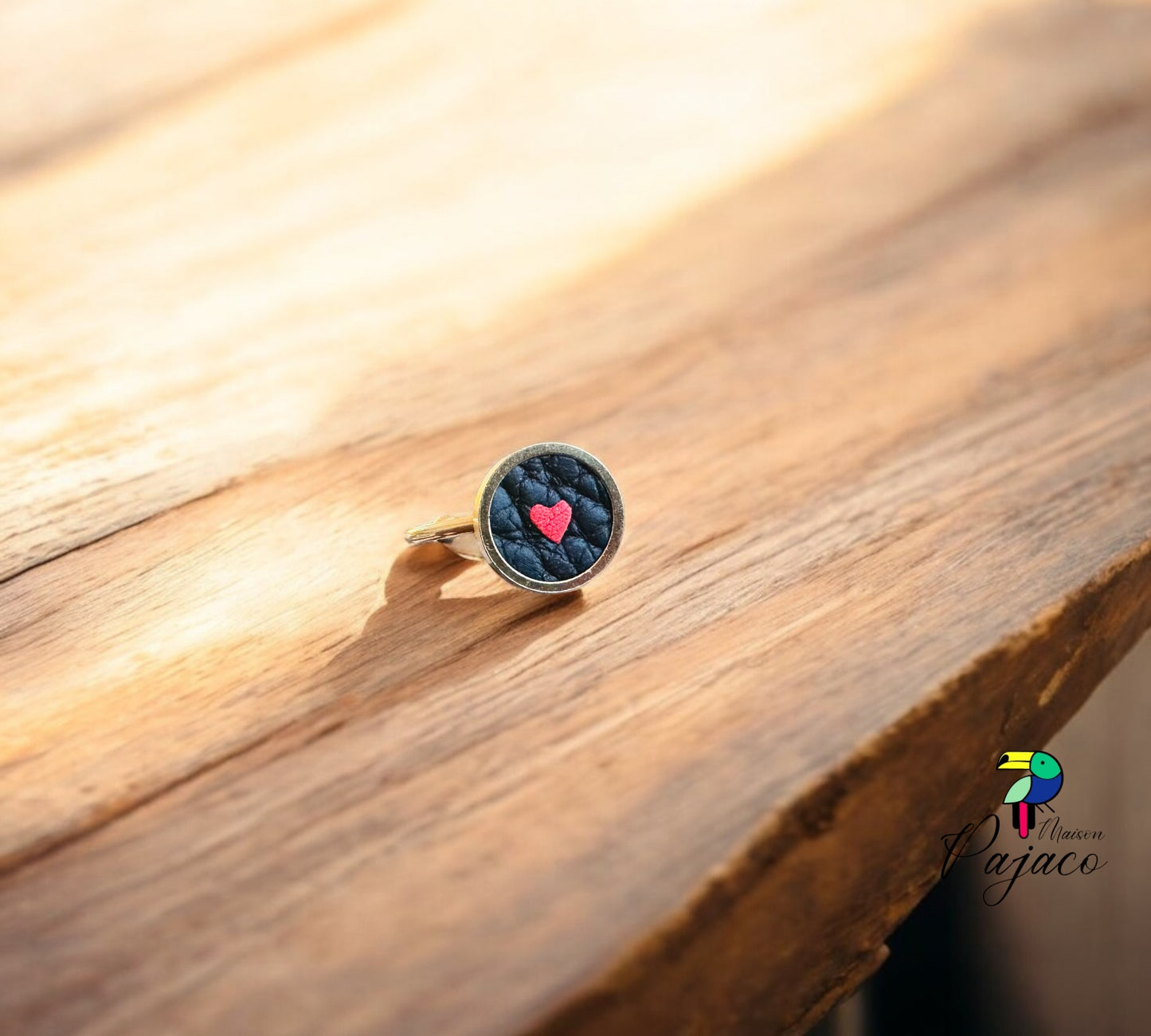 Bague dorée - Cuir noir coeur rouge